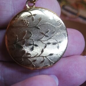 Vintage Gold Tone Pendant/ Locket Necklace 19" Long